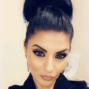 Meet your Posher, Yesenis